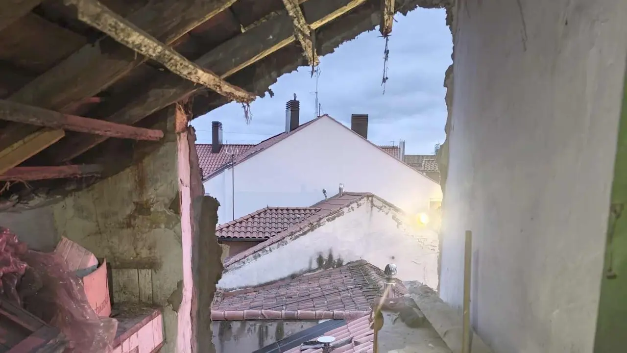 La lluvia y el deterioro causaron la ca&iacute;da de la fachada lateral del inmueble de San Marcelo.