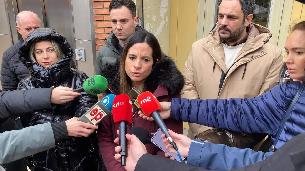 La vicesecretaria general del PSOE de Castilla y Le&oacute;n y candidata a las Cortes, Nuria Rubio, acompa&ntilde;ada de otros miembros de la candidatura y del secretario general del PSOE de Le&oacute;n, Javier Alfonso Cend&oacute;n, ofrece declaraciones sobre educaci&oacute;n