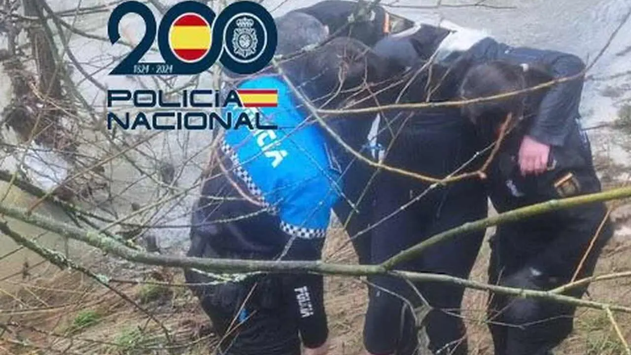 Agentes de la Polic&iacute;a Nacional y Local en el momento de rescatar a la joven de las aguas del r&iacute;o Bernesga.