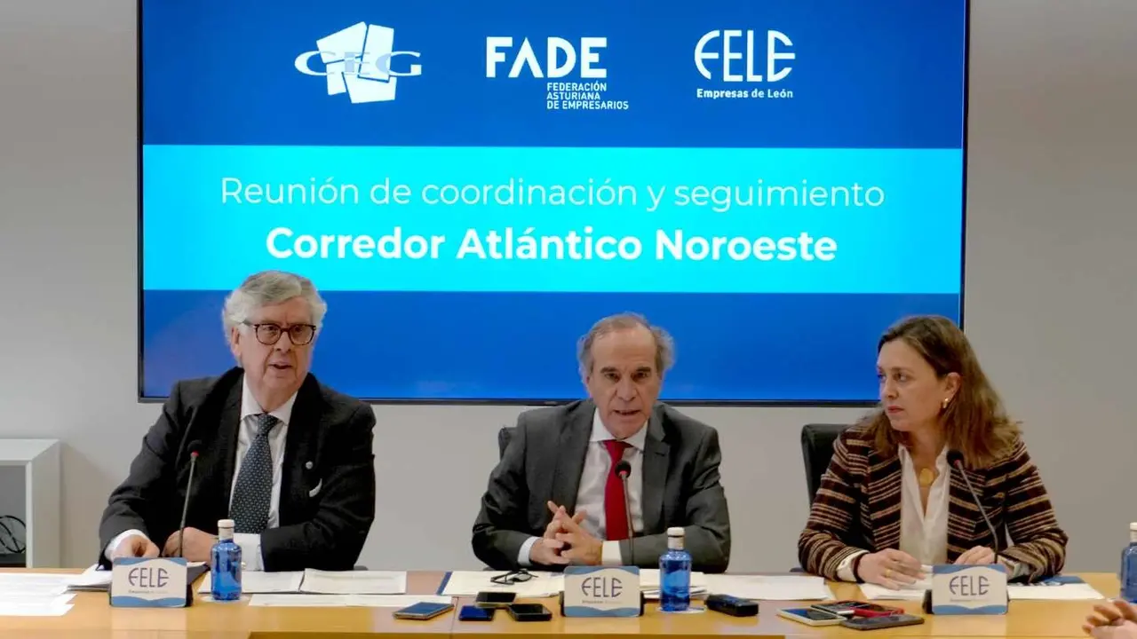 Los presidentes de la Federaci&oacute;n Asturiana de Empresarios, la Confederaci&oacute;n de Empresarios de Galicia y la Federaci&oacute;n Leonesa de Empresarios, Mar&iacute;a Calvo, Juan Manuel Vieites y Juan Mar&iacute;a Vallejo, mantienen una reuni&oacute;n de coordinaci&oacute;n y seguimiento sobre la situaci&oacute;n del Corredor Atl&aacute;ntico Noroeste. Fotos: Peio Garc&iacute;a