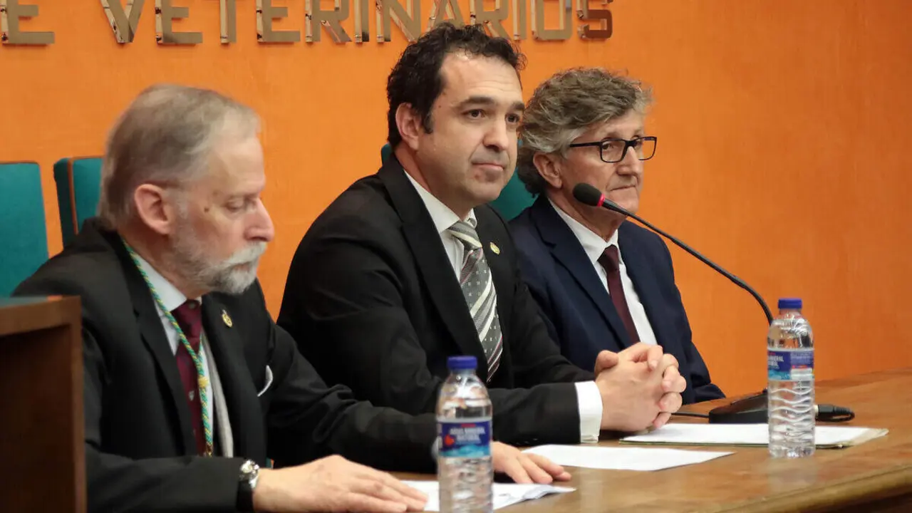 El consejero de Medio Ambiente, Juan Carlos Su&aacute;rez Qui&ntilde;ones, el delegado territorial, Eduardo Diego y el alcalde, Jos&eacute; Antonio D&iacute;ez asisten al acto de toma de posesi&oacute;n del nuevo equipo de gobierno del Colegio Oficial de la Profesi&oacute;n Veterinaria de Le&oacute;n, presidido por &Aacute;lvaro Borge