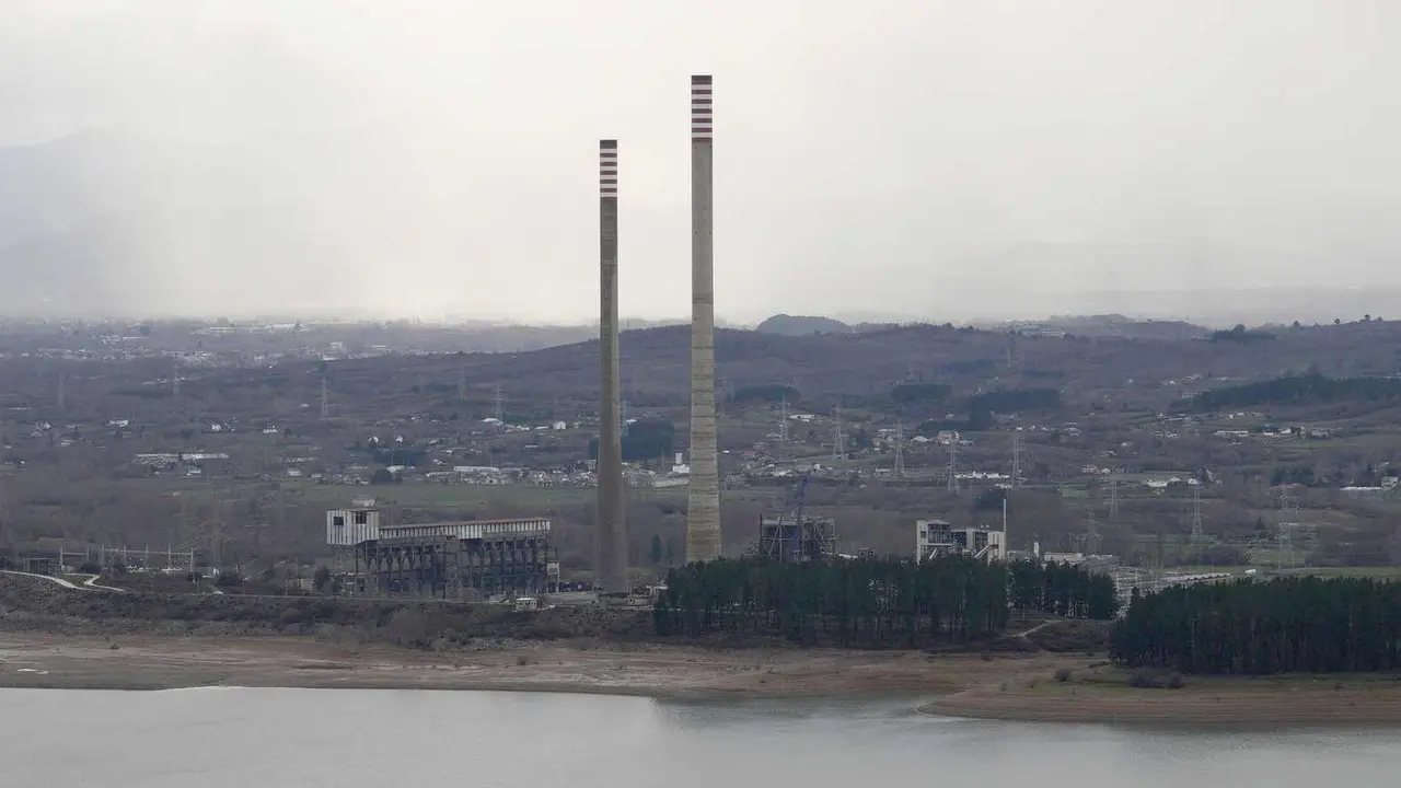 Chimeneas de la central t&eacute;rmica de Compostilla en Cubillos del Sil (Le&oacute;n), que ser&aacute;n derruidas el pr&oacute;ximo d&iacute;a 12 de febrero. Foto: C&eacute;sar S&aacute;nchez