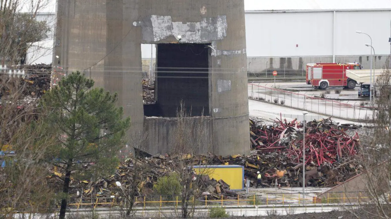 Preparativos para la demolici&oacute;n de las chimeneas de la central t&eacute;rmica de Compostilla en Cubillos del Sil. Foto: C&eacute;sar S&aacute;nchez