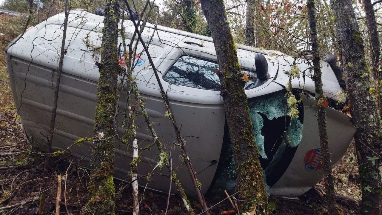 Imagen del furg&oacute;n tras el accidente.