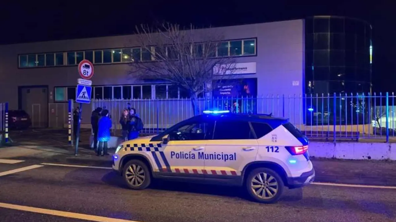 Efectivos de la Polic&iacute;a Local en las instalaciones de Teleperformance. Foto: El Bierzo Digital