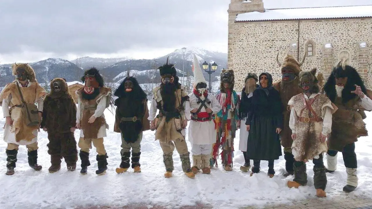En la Comarca leonesa de Ria&ntilde;o&nbsp;se celebr&oacute; hasta la segunda d&eacute;cada del siglo XX, un carnaval tradicional recuperado en el a&ntilde;o 2009: el Antruido. Ser&aacute; el pr&oacute;ximo 14 de febrero cuando las calles de la monta&ntilde;a leonesa vuelvan a poblarse de personajes fant&aacute;sticos con una larga y apasionante historia detr&aacute;s. En la imagen, Antruido de Ria&ntilde;o. Fotos:&nbsp;Asociaci&oacute;n Cultural Monta&ntilde;a de Vadinia - Ria&ntilde;o.