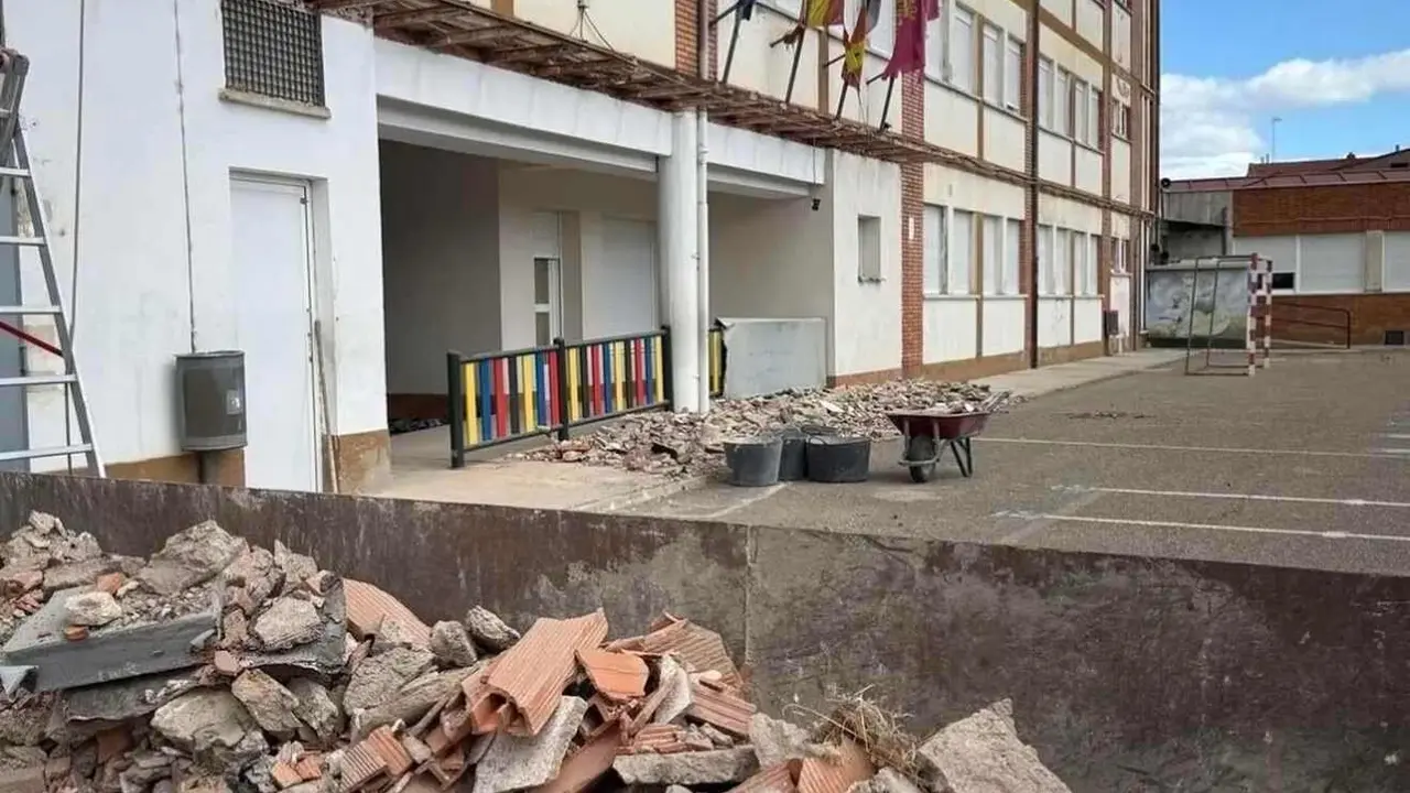 Imagen del estado en el que se encuentra en la actualidad el colegio Trepalio de Trobajo del Camino.