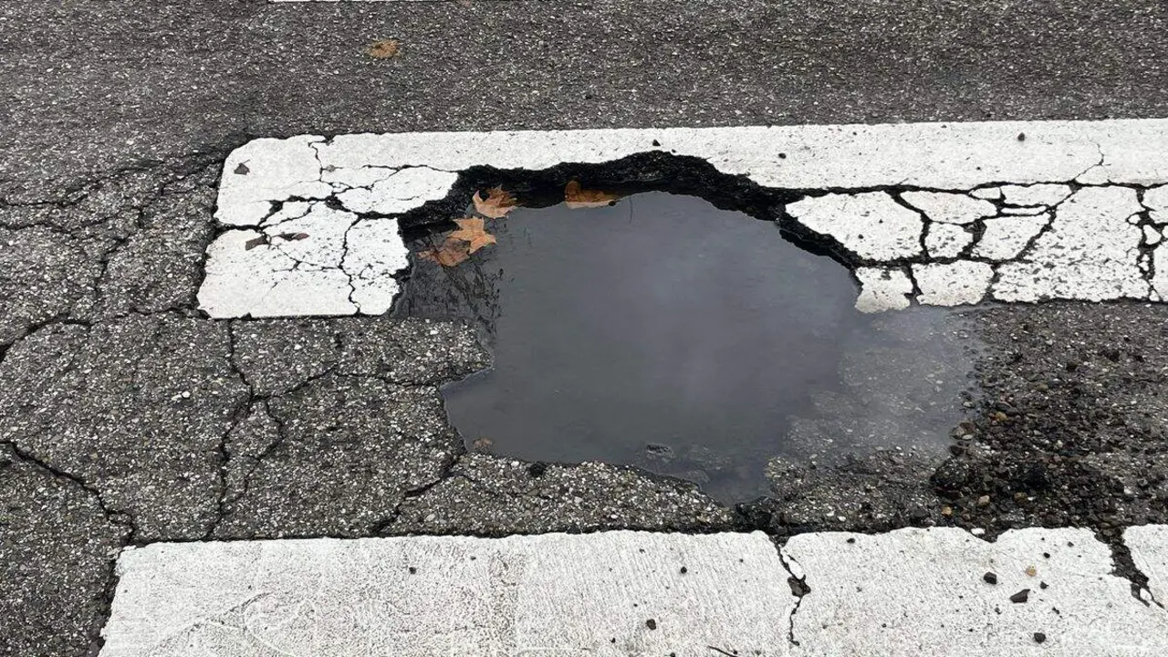 Uno de los socavones que denuncia el Grupo de Vox en el Ayuntamiento de Ponferrada. Foto: Vox.