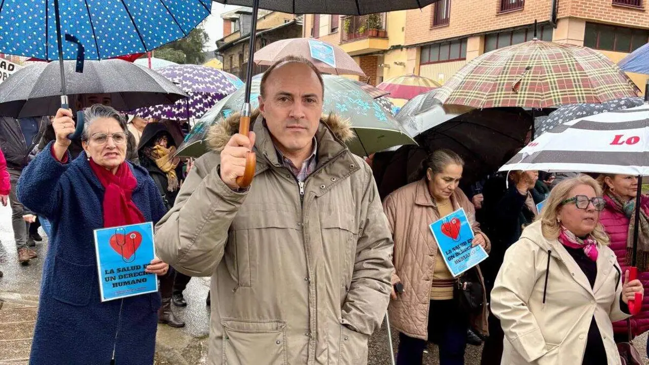 El leonesista Luis Carballo, en la manifestaci&oacute;n por el Centro de Salud de Toreno. Foto: UPL.