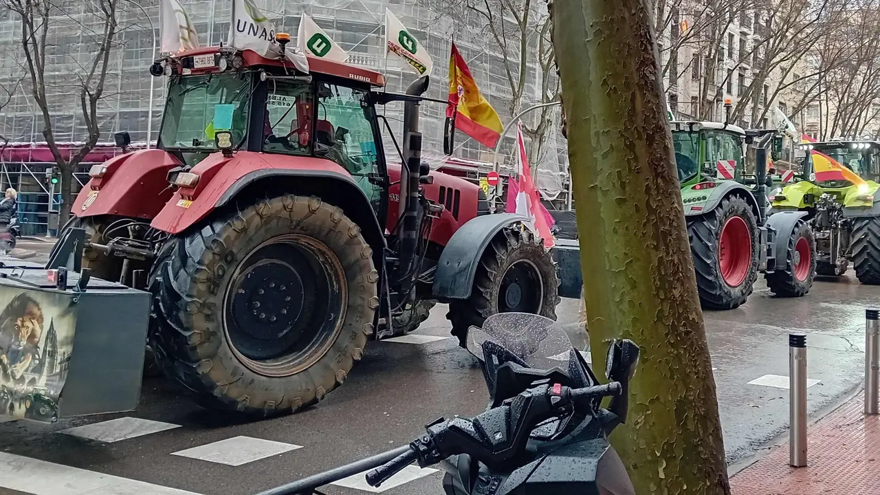 Cientos de tractoristas colapsan el centro de Madrid en la gran protesta agraria. Una veintena de veh&iacute;culos de agricultores leoneses, que partieron el lunes desde Le&oacute;n capital, se suman a la tractorada que bloquea Castellana, Recoletos y Prado contra la PAC y Mercosur. Foto: Juan L&aacute;zaro