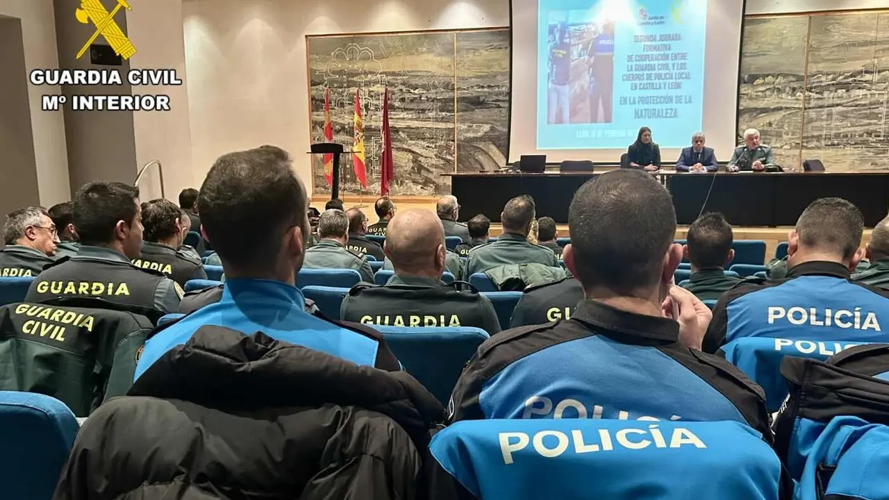 Agentes de la Polic&iacute;a Local y del Seprona durante el curso formativo.