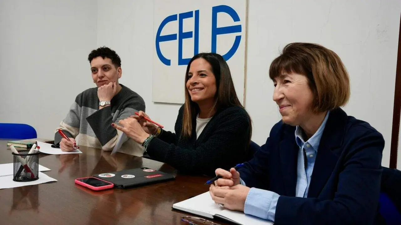 Nuria Rubio (centro), durante el encuentro este mi&eacute;rcoles con representantes de la FELE en El Bierzo. Foto: PSOE.