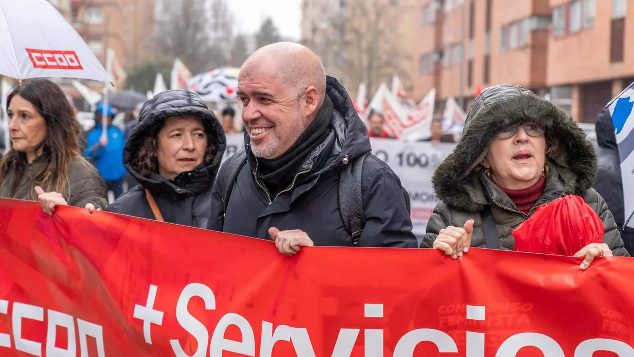 El secretario general de CCOO, Unai Sordo, junto a la secretaria general de CCOO CyL, Ana Fern&aacute;ndez de los Muros se concentran en las puertas de la Junta tras una asamblea para delegados celebrada en la Feria de Muestras. En la imagen entregan una propuesta contra la gesti&oacute;n de incendios en el registro de la consejer&iacute;a de Medio Ambiente. Foto: Eduardo Margareto.