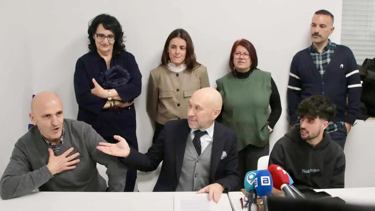 La plataforma creada por la Comisi&oacute;n de Fiestas de Villaman&iacute;n da una rueda de prensa para informar sobre el desarrollo del proceso de registro. Foto: Peio Garc&iacute;a