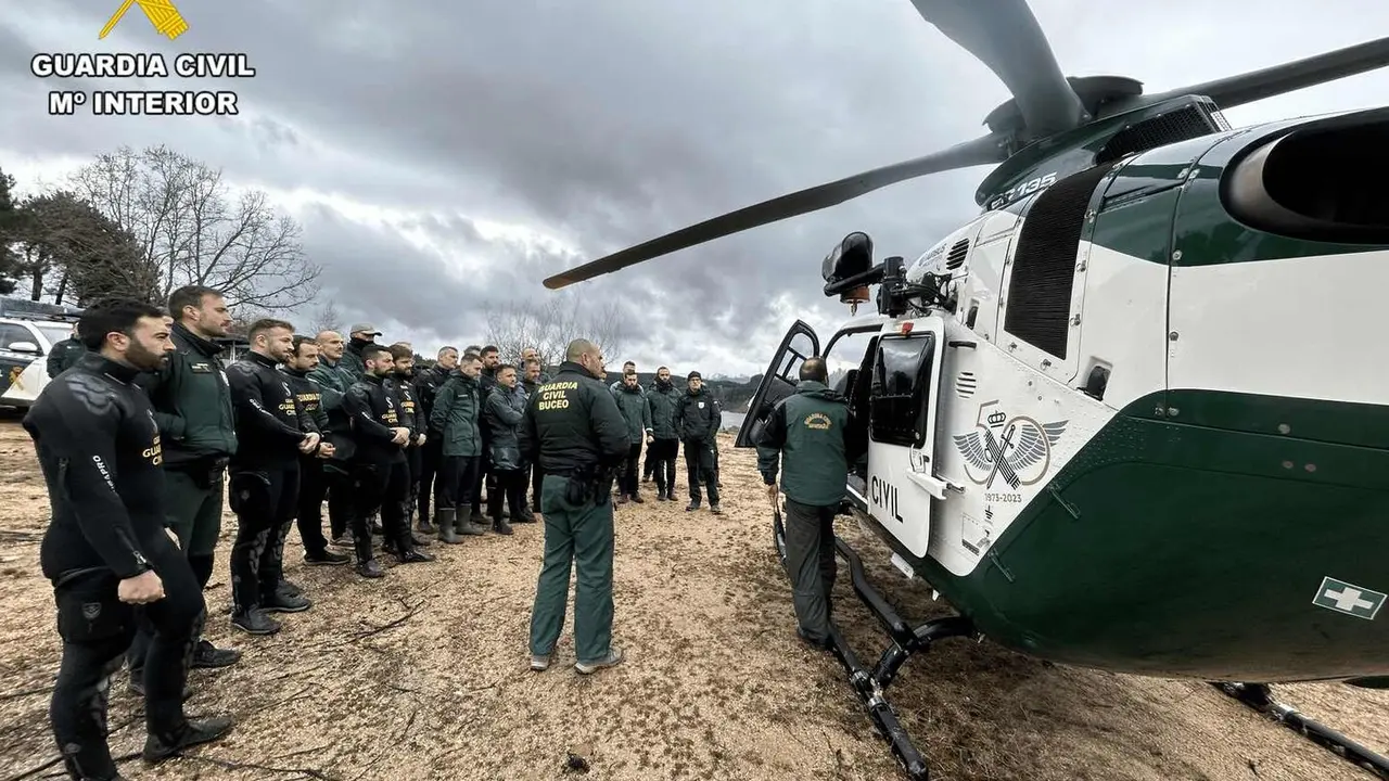 La Guardia Civil concluy&oacute; un nuevo curso de buceador por el que 19 agentes ya est&aacute;n habilitados para prestar servicio en el GEAS (Grupo Especial de Actividades Subacu&aacute;ticas) por todo el territorio nacional. Han finalizado la formaci&oacute;n en el embalse de B&aacute;rcena en Ponferrada (Le&oacute;n), tras realizar diferentes pr&aacute;cticas en C&aacute;diz y Murcia. Fotos: Guardia Civil