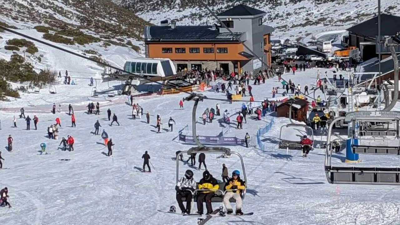 Las estaciones invernales de San Isidro (en la imagen) y Valle Laciana-Leitariegos pondr&aacute;n a disposici&oacute;n de los usuarios m&aacute;s de 23 kil&oacute;metros esquiables durante este fin de semana. Foto: DipuLe&oacute;n.
