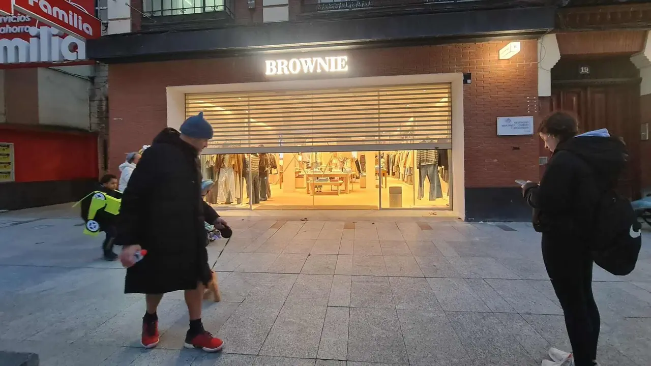 La llegada de Brownie este fin de semana a Ordo&ntilde;o II tras semanas de obras confirma el tir&oacute;n de la avenida, que suma moda y &oacute;pticas tras meses de aperturas encadenadas.