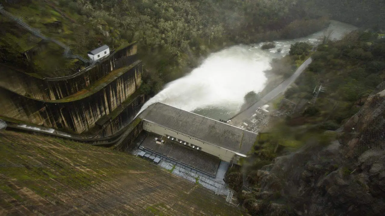 Desembalse de la presa del pantano de B&aacute;rcena, debido a la gran cantidad de lluvia acumulada por el temporal de lluvias. Fotos: C&eacute;sar S&aacute;nchez