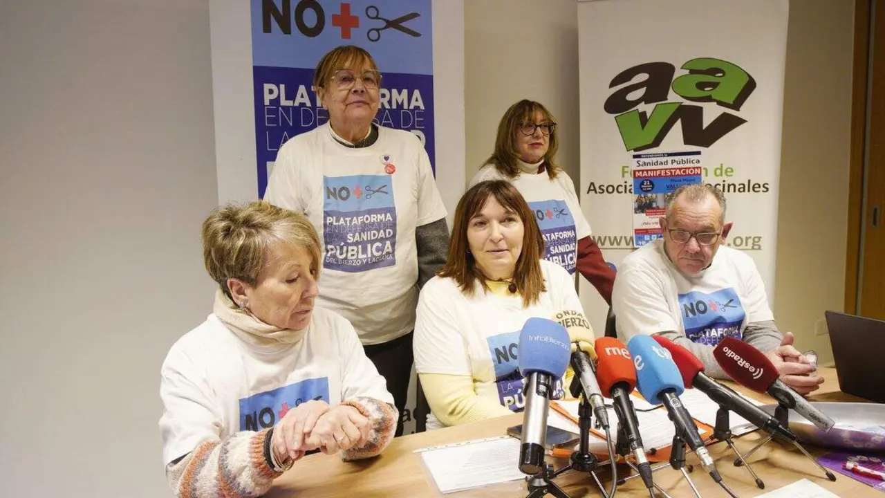Los componentes de la Plataforma en defensa de la Sanidad P&uacute;blica del Bierzo y Laciana, durante su comparecencia en rueda de prensa para hablar de la situaci&oacute;n sanitaria en ambas comarcas. Foto: C&eacute;sar S&aacute;nchez.