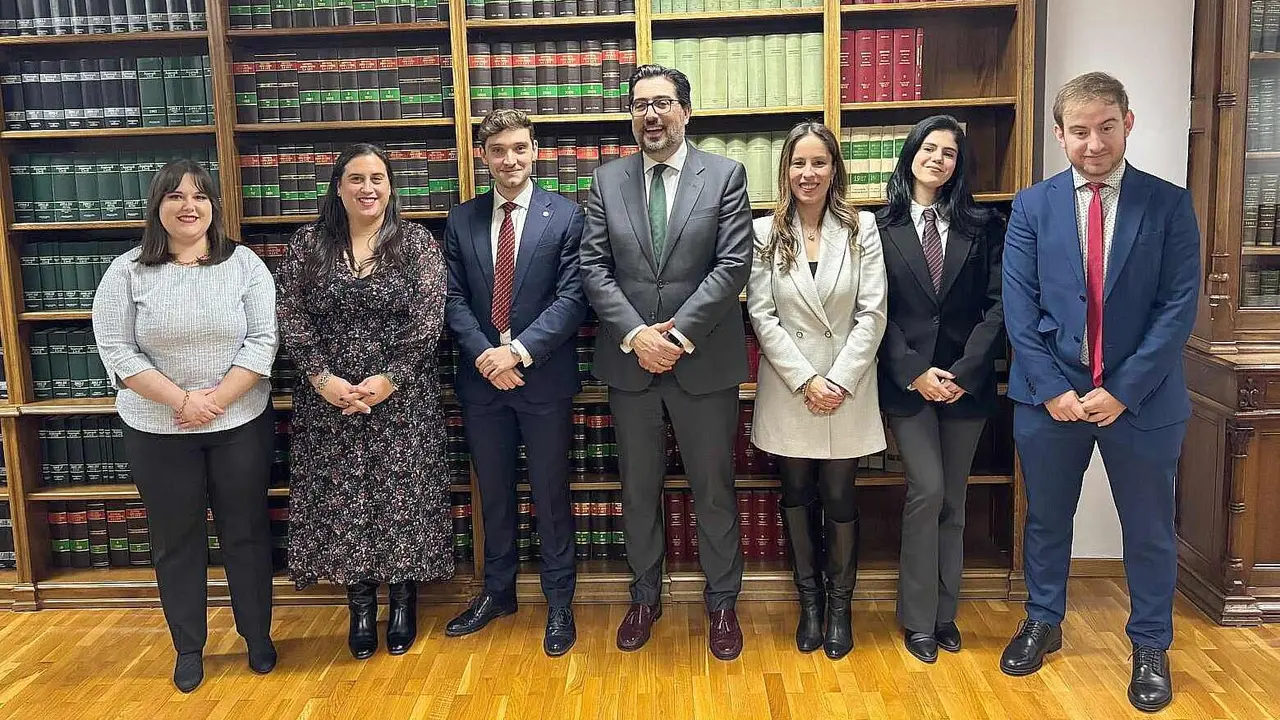 Junta directiva AAJ Le&oacute;n con el Decano