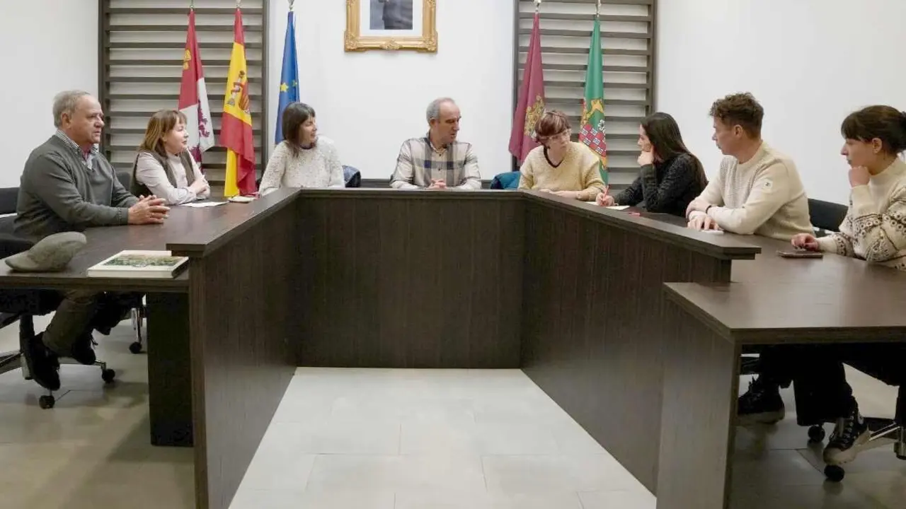 Un instante del encuentro mantenido con el AMPA del Colegio P&uacute;blico Virgen del Arrabal, en Laguna de Negrillos.