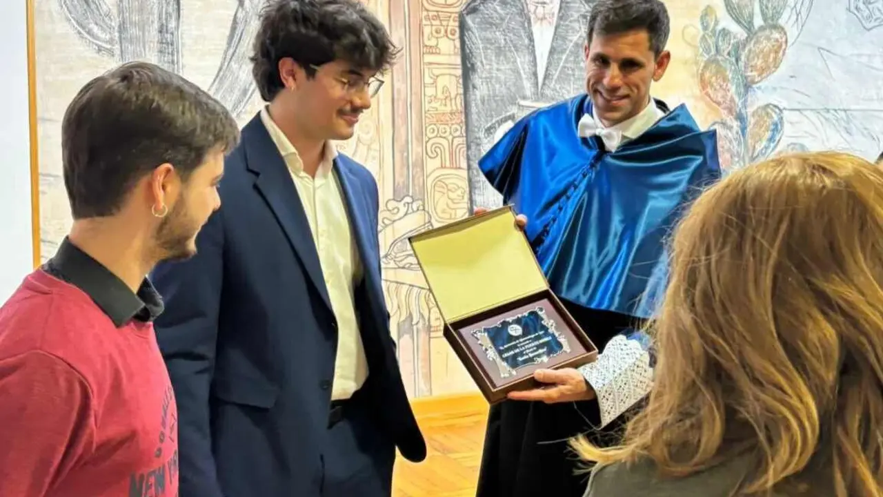La Asociaci&oacute;n de Biotecn&oacute;logos de Le&oacute;n (ABLe) ha distinguido al doctor C&eacute;sar de la Fuente como Socio de Honor, en un acto en el que se le hizo entrega de una placa conmemorativa. La decisi&oacute;n fue aprobada en la reuni&oacute;n de la Junta Directiva celebrada el 8 de enero de 2026.