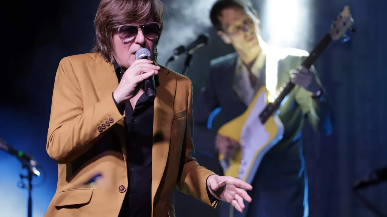 Nacho Vegas, durante su concierto en el Gran Caf&eacute; de Le&oacute;n este viernes. Foto: Juan Luis Garc&iacute;a D&iacute;ez.