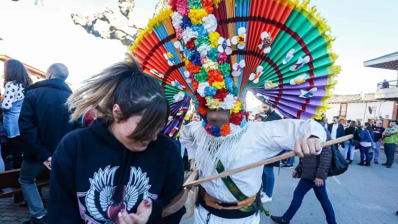 Tradicional antruejo en la localidad leonesa de Llamas de la Ribera. Una cita que marca el periodo de Carnaval en la provincia de Le&oacute;n. Foto: Campillo