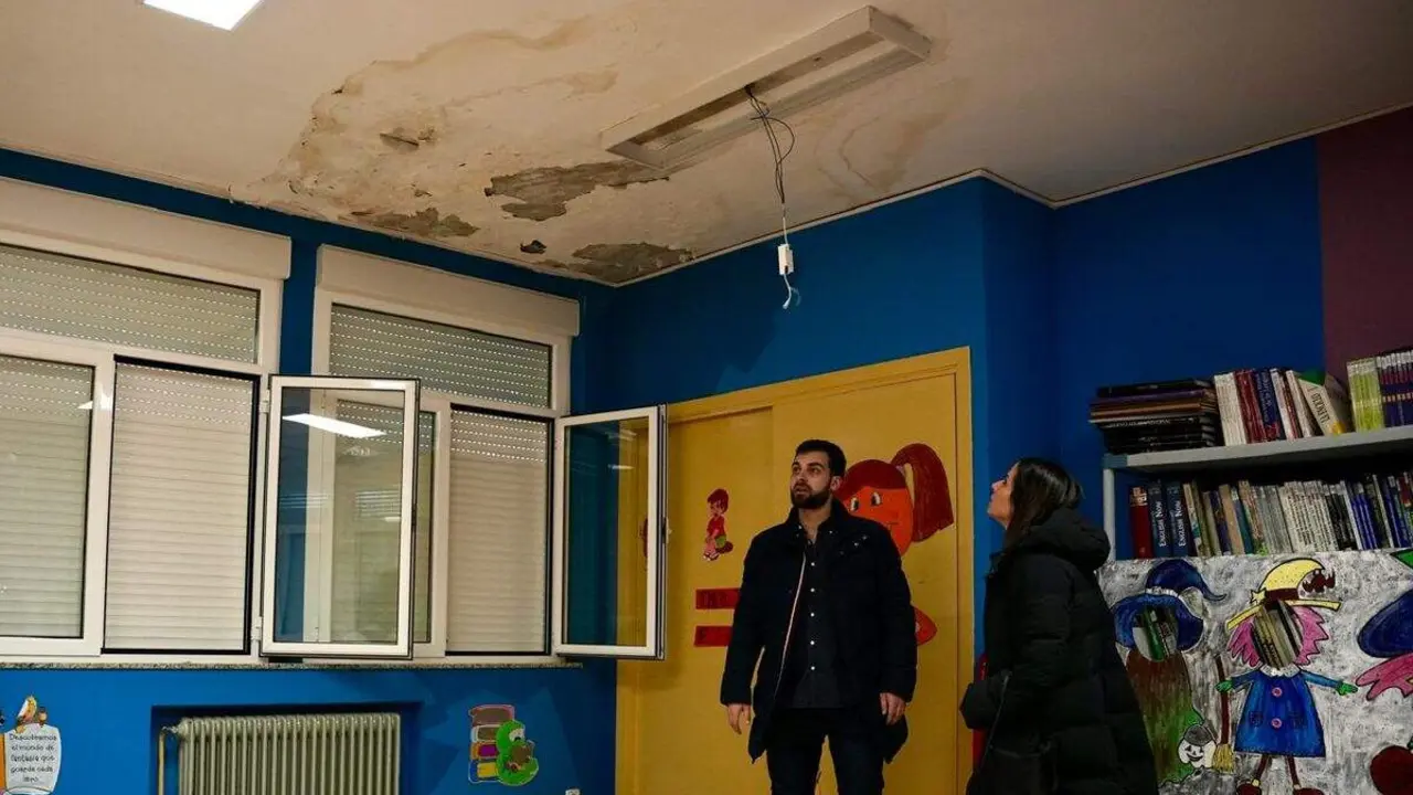 Nuria Rubio, durante su visita al Antonio Machado, afectado, entre otras, de goteras. Foto: PSOE