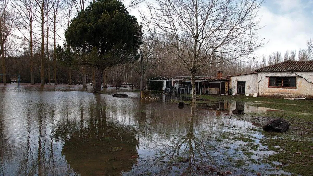 La crecida del r&iacute;o Tuerto inunda carreteras, locales y cultivos en Castrillos de Cepeda. Foto: Peio Garc&iacute;a.