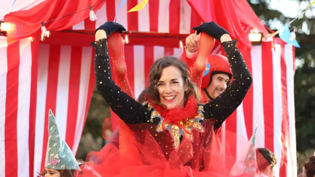 La fantas&iacute;a del carnaval disfraza a Le&oacute;n de fiesta y recorre el centro de la ciudad en un desfile lleno de humor, m&uacute;sica y gui&ntilde;os a Gaud&iacute;.