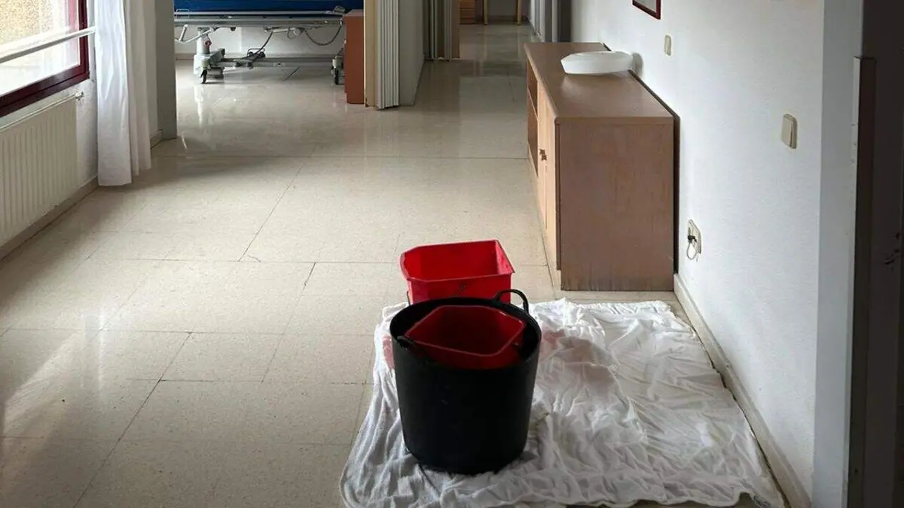 Las lluvias reavivan los problemas de filtraciones de la Residencia Mixta de mayores de Ponferrada.