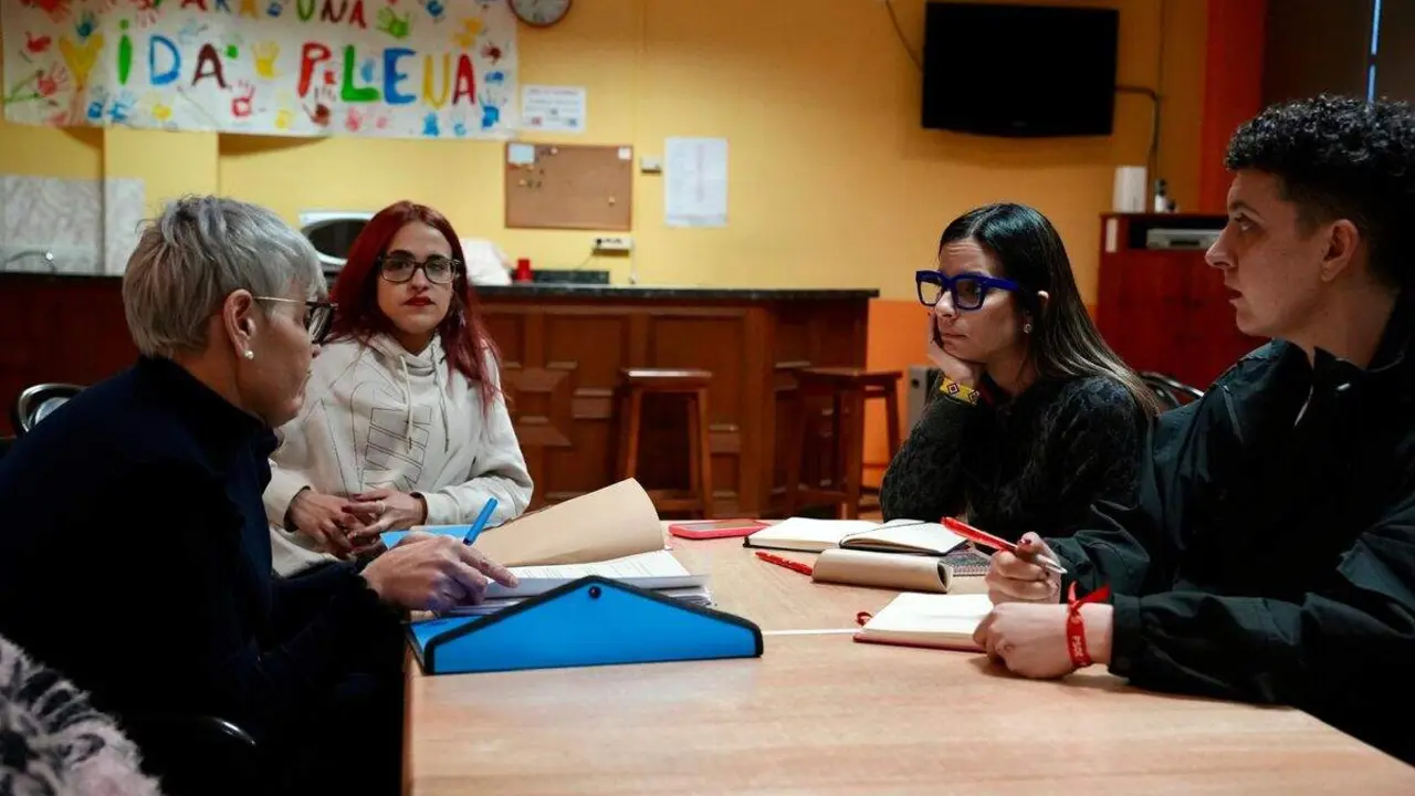 La cabeza de lista del PSOE por Le&oacute;n en las elecciones auton&oacute;micas, Nuria Rubio, se re&uacute;ne con la madre de una joven discapacidad auditiva que no dispone de int&eacute;rprete durante la jornada lectiva. Foto: PSOE.