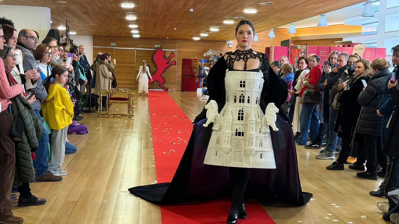 Un desfile de moda en el marco de la muestra 'Cu&eacute;ntame un cuadro' tuvo en la Pulchra Leonina a su mejor modelo. Foto: Ayto. Le&oacute;n