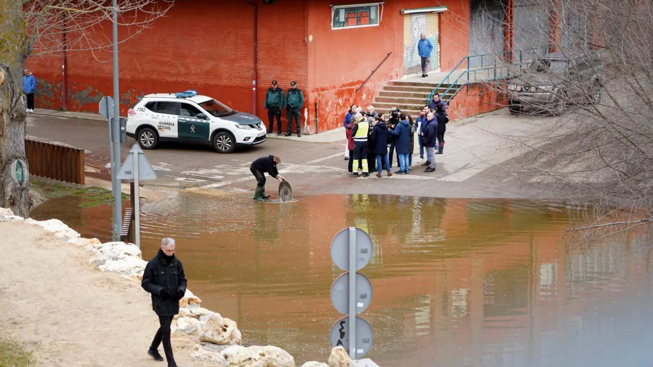 El presidente de la Diputaci&oacute;n de Valladolid, Conrado &Iacute;scar, y el alcalde de Viana de Cega, Alberto Collantes, visitan las zonas afectadas del municipio y a los vecinos tras el desbordamiento del r&iacute;o Cega. Foto: Leticia P&eacute;rez.