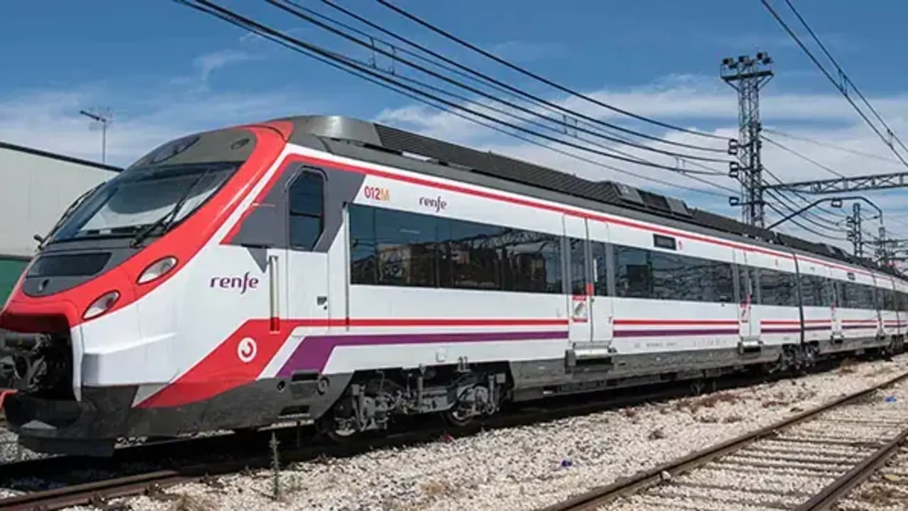 Un tren Civia de Cercan&iacute;as. Foto: Renfe
