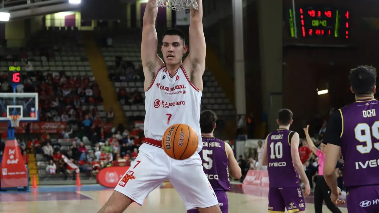 La mejor Cultural llega a tiempo de apuntarse el derbi. Fotos: Isaac Llamazares.