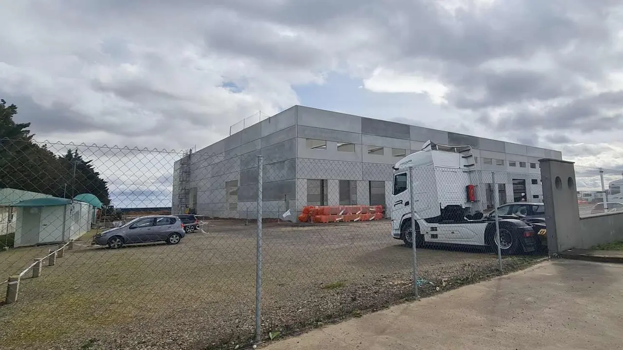ROR acelera la construcci&oacute;n de su nuevo bloque log&iacute;stico en Ardoncino: 6.600 metros cuadrados para un centro clave en Espa&ntilde;a y Portugal. La nave, con m&aacute;s de 1.200 m&sup2; de &aacute;rea administrativa y estructura prefabricada de alta eficiencia, entra en una fase clave de ejecuci&oacute;n y confirma su finalizaci&oacute;n a lo largo de este a&ntilde;o.