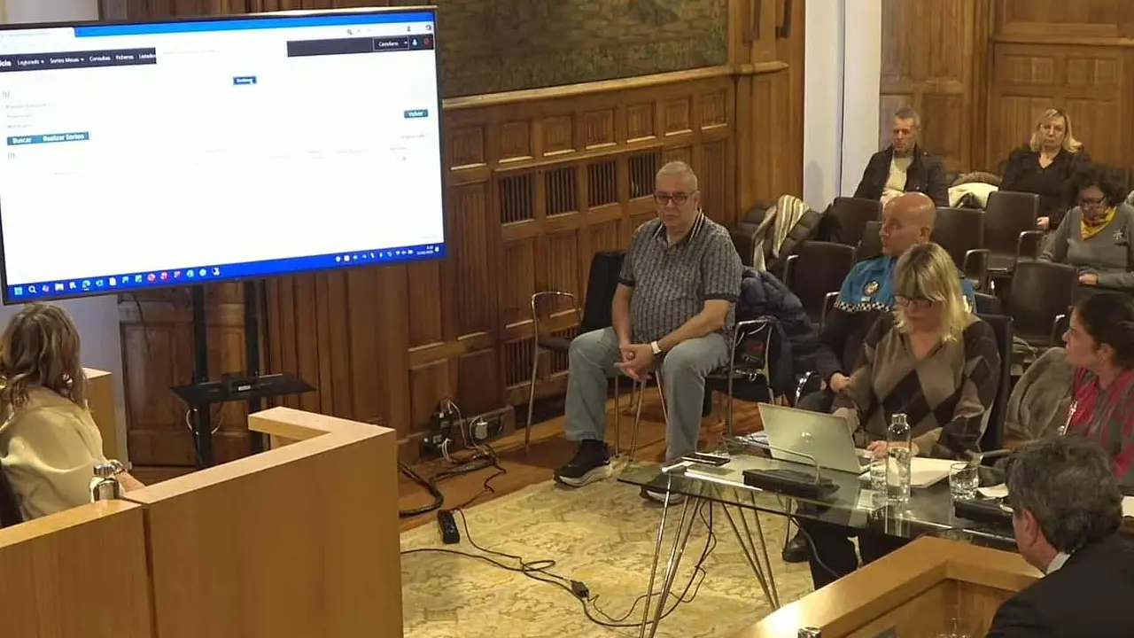 Un instante del pleno celebrado este lunes para el sorteo de mesas electorales.