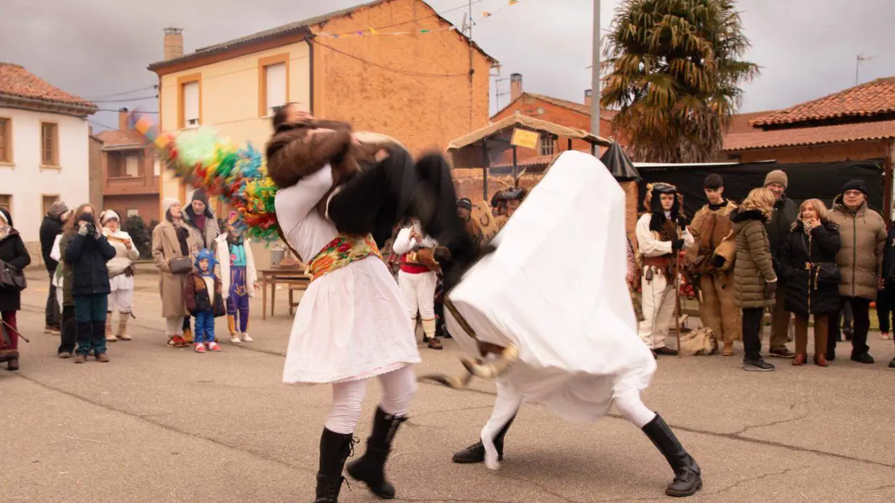 Velilla de la Reina volvi&oacute; a convertirse este domingo en epicentro del Carnaval leon&eacute;s con la celebraci&oacute;n de su tradicional Antruejo, una cita que reuni&oacute; a centenares de personas en sus calles y que reafirma su condici&oacute;n de Fiesta de Inter&eacute;s Tur&iacute;stico Provincial. Fotograf&iacute;as de Jes&uacute;s GG