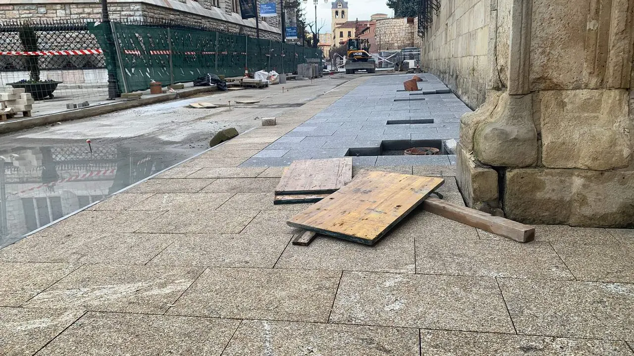 La reurbanizaci&oacute;n de la Calle Ancha de Le&oacute;n ha entrado en una fase ya perceptible para vecinos y visitantes. El nuevo granito elegido para el pavimento comienza a lucir en la zona pr&oacute;xima a la fachada de la Diputaci&oacute;n de Le&oacute;n, en la plaza de San Marcelo, frente a la Casa Botines, donde ya se aprecia con claridad el acabado definitivo que tendr&aacute; la v&iacute;a. Fotos: A.F. Reca