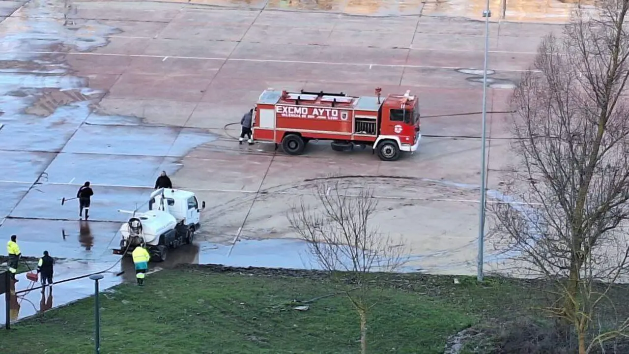 Imagen del montaje de la Feria de Febrero en la Isla del r&iacute;o Esla todav&iacute;a afectada por las crecidas. Foto: PSOE.