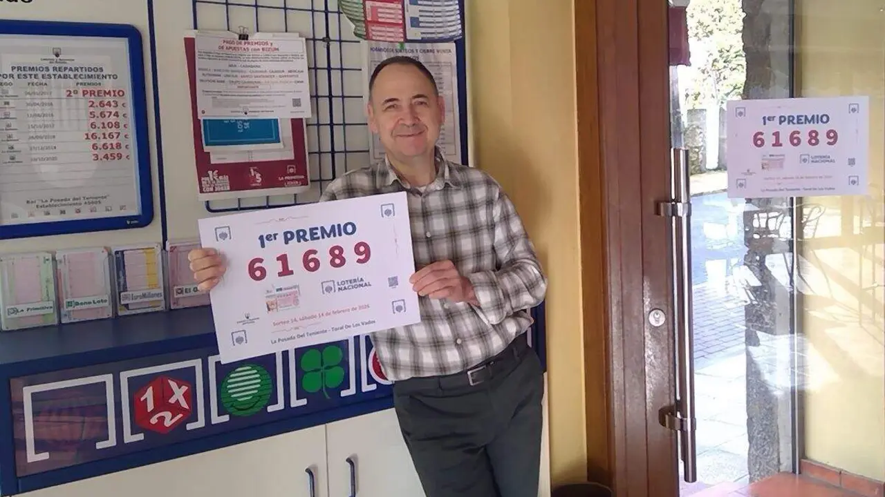 Los dos d&eacute;cimos el primer premio fueron vendidos en el
punto de venta mixto 45.005 de Toral de los Vados, 'La
Posada del Teniente'.