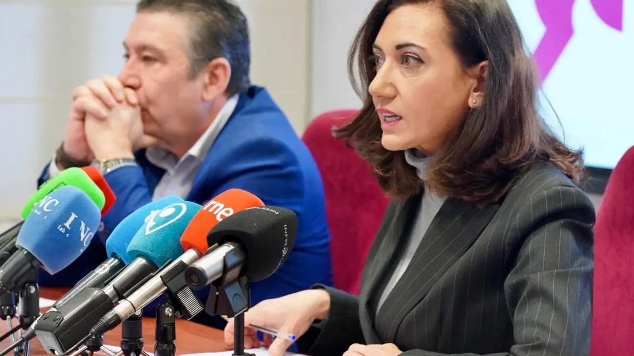 La secretaria general de Uni&oacute;n del Pueblo Leon&eacute;s y candidata a las Cortes de Castilla y Le&oacute;n, Alicia Gallego, y el vicesecretario general de UPL y n&uacute;mero 2 de la lista, Luis Mariano Santos, comparecen para hablar sobre los debates electorales televisados