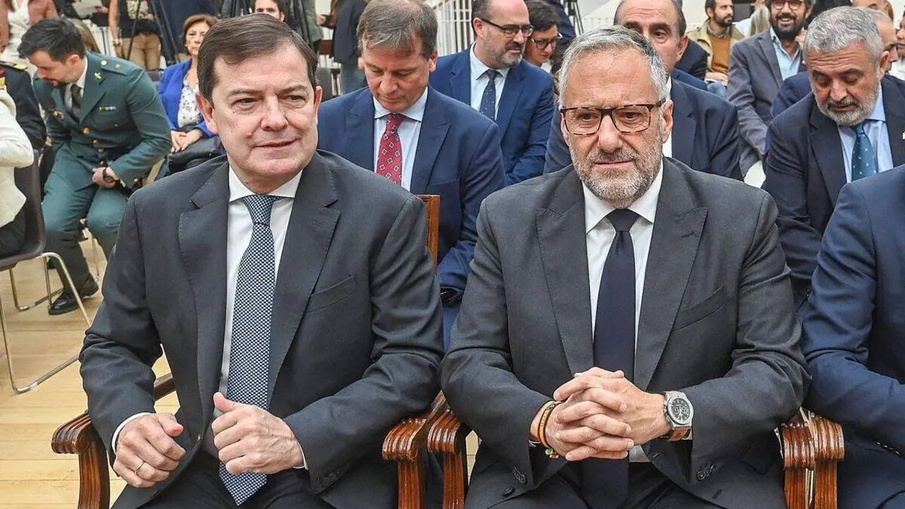 Alfonso Fern&aacute;ndez Ma&ntilde;ueco (i) y Carlos Poll&aacute;n, en un acto de esta legislatura.