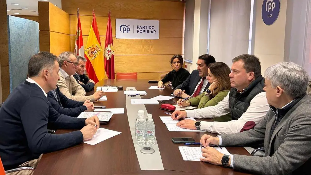 Reuni&oacute;n del PP de Le&oacute;n con los regantes del Canal del Esla con la mirada puesta en el 15M.