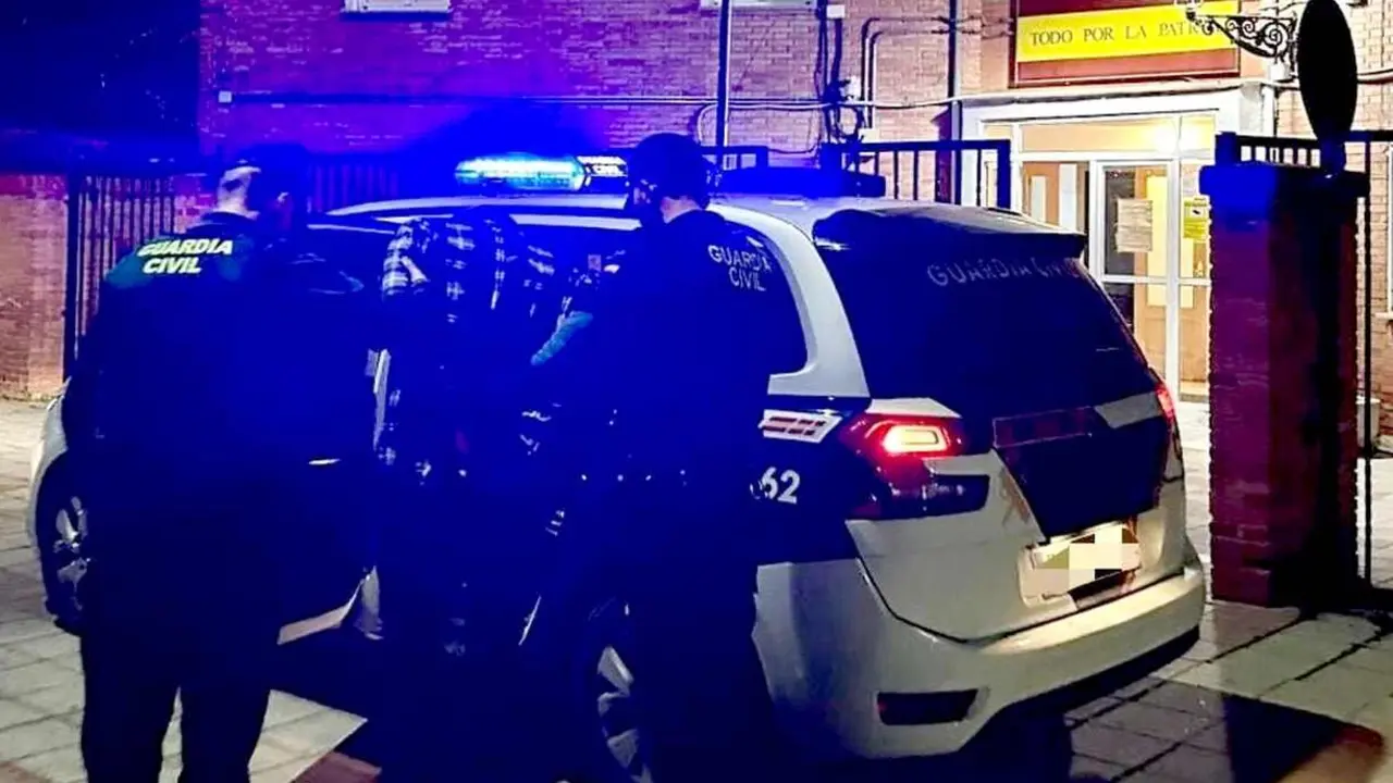 Efectivos de la Guardia Civil trasladan al detenido.