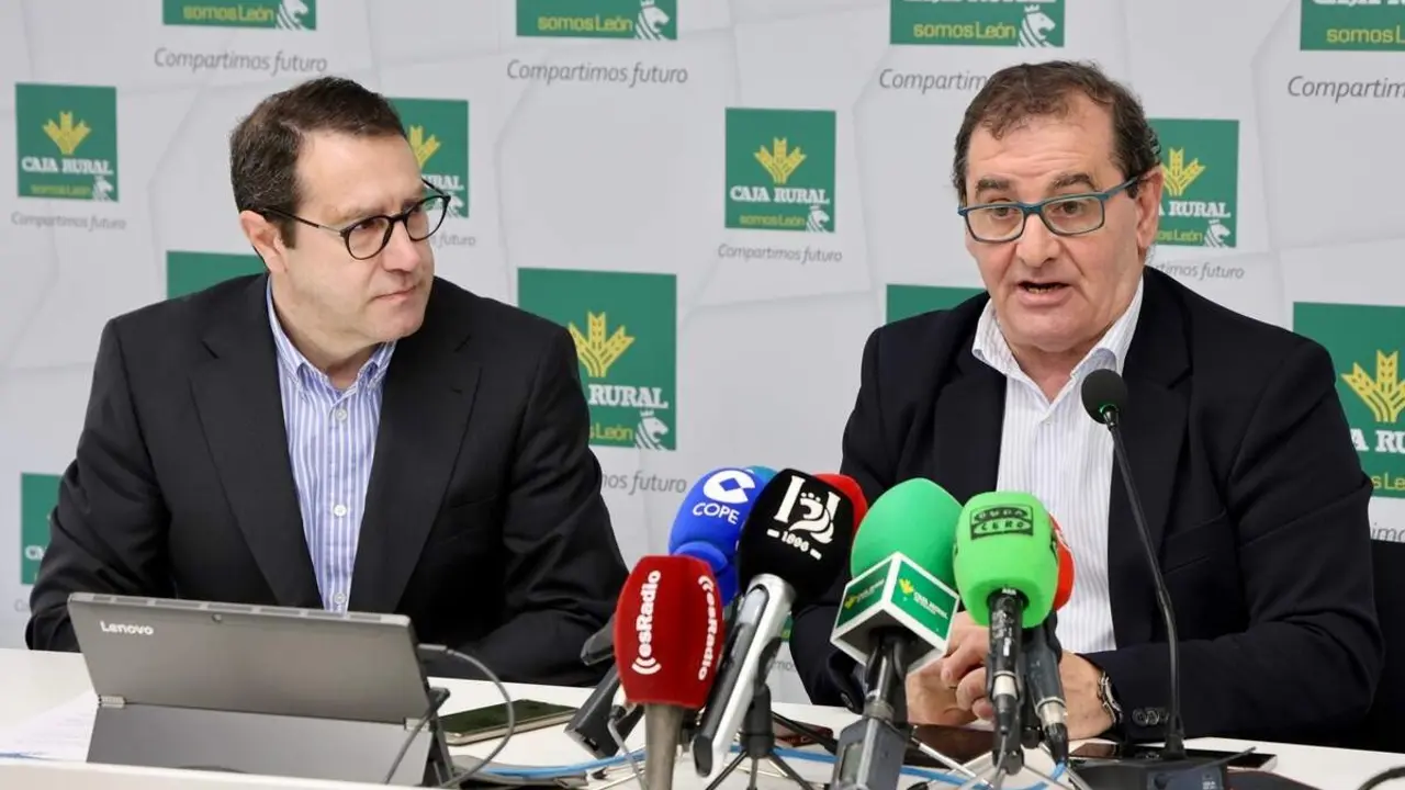 Presentaci&oacute;n del nombramiento de Embajador del Palacio de Gaud&iacute; a la Fundaci&oacute;n Caja Rural, con la asistencia del director del Palacio, V&iacute;ctor Murias, y del director de Comunicaci&oacute;n de la entidad financiera, Narciso Prieto