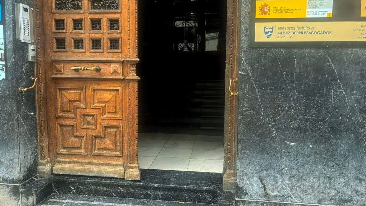 Sede de la Unidad de Carreteras del Ministerio de Transportes en Le&oacute;n, cuyo alquiler XXX en u inmueble que no cumple con la norma de accesibilidad. Foto: IU Le&oacute;n.