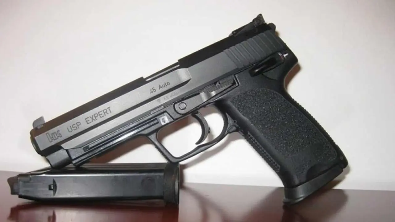 El autor del robo no se llev&oacute; la 'gu&iacute;a' del arma (parte superior) ni munici&oacute;n.